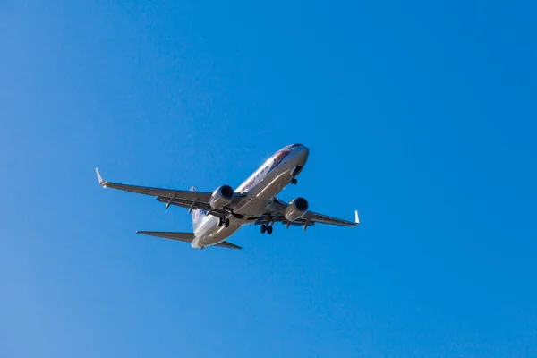 Trave Service Boeing B737 lands — Stock Photo, Image