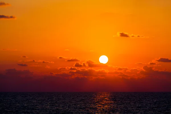 Belo pôr do sol sobre o mar — Fotografia de Stock