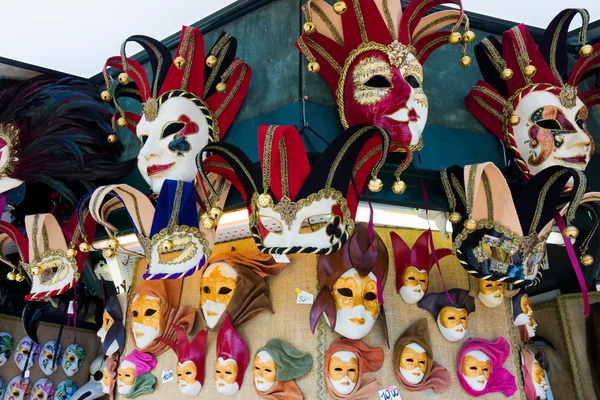 Různé benátské masky na prodej — Stock fotografie
