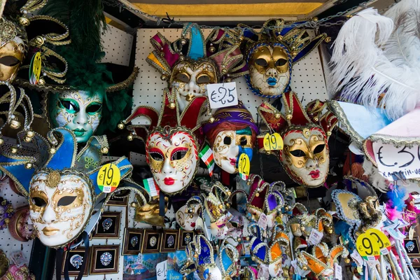 Verschillende Venetiaanse maskers op verkoop — Stockfoto