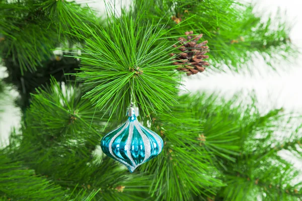 Boule de Noël sur branche de sapin — Photo