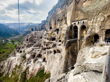 Gürcistan 'ın Borjomi kenti yakınlarındaki Erusheti Dağı' nın yamaçlarına oyulmuş tarihi Vardzia mağara manastırı manzarası