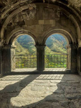 Gürcistan 'ın Borjomi kenti yakınlarındaki Erusheti Dağı' nın yamaçlarına oyulmuş tarihi Vardzia mağara manastırı manzarası