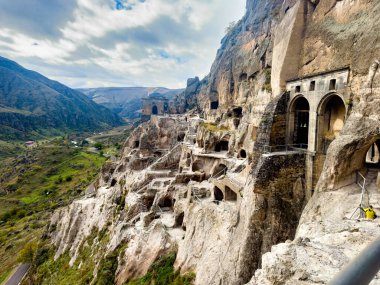 Gürcistan 'ın Borjomi kenti yakınlarındaki Erusheti Dağı' nın yamaçlarına oyulmuş tarihi Vardzia mağara manastırı manzarası