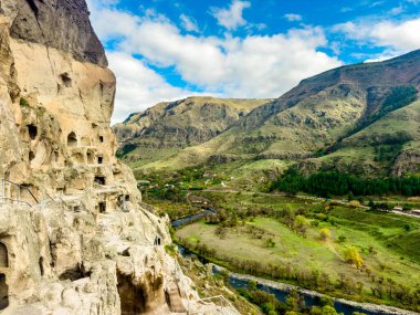 Gürcistan 'ın Borjomi kenti yakınlarındaki Erusheti Dağı' nın yamaçlarına oyulmuş tarihi Vardzia mağara manastırı manzarası