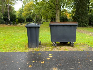 Kamu Parkında Modern Atık Geri Dönüşüm Kutuları