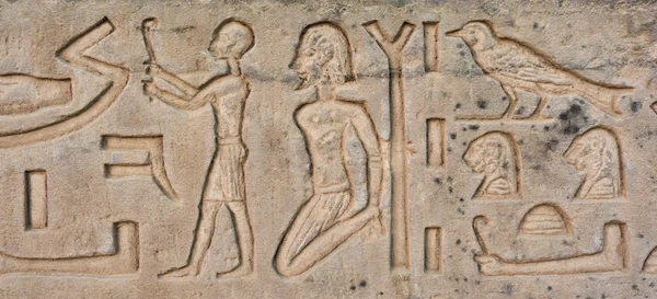 Ägyptische Hieroglyphen auf der Steinmauer. — Stockfoto