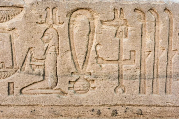 Egyptiska hieroglyfer på stenmuren. — Stockfoto