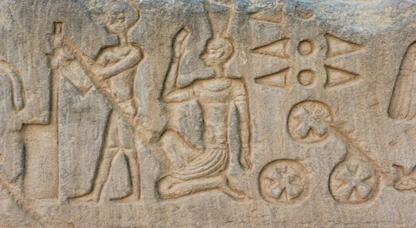 Egipskie hieroglify na ściany z kamienia. — Zdjęcie stockowe