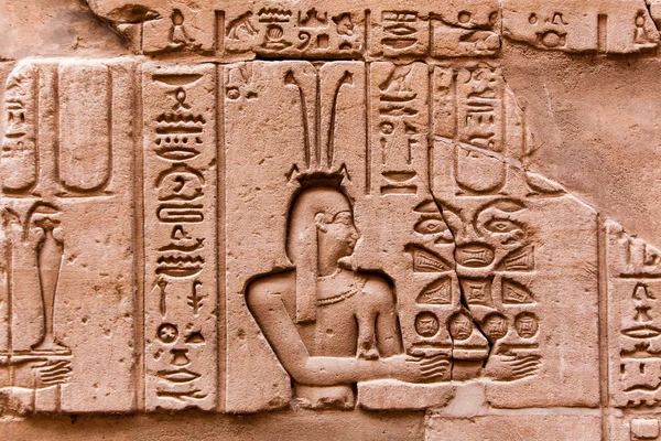 Hieróglifos egípcios na parede de pedra . — Fotografia de Stock