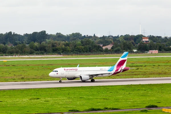 飛行機はデュッセルドルフ空港に近づいています。 — ストック写真