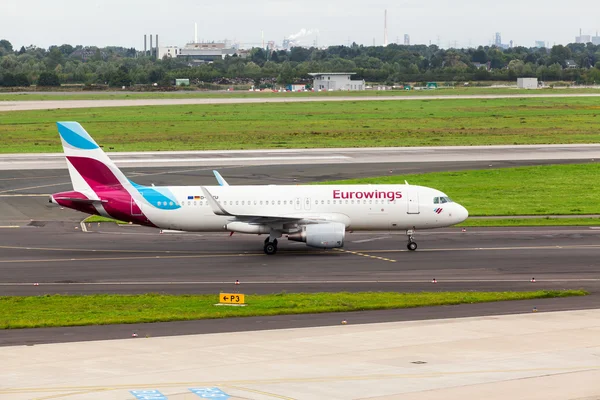 Airplane is approaching Dusseldorf Airport — Stock Photo, Image