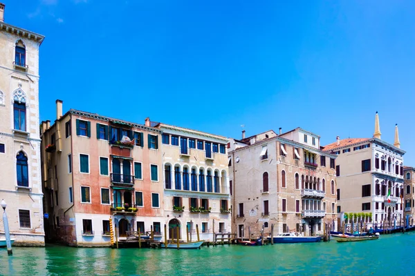 Vecchi edifici a Venezia — Foto Stock