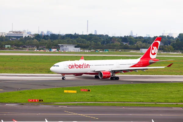 Такси Air Berlin Boeing 737 — стоковое фото