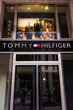 Tommy Hilfiger mağazası girişi