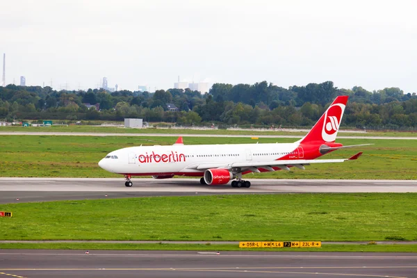 An Air Berlin Boeing 737 taxis — Stock Photo, Image