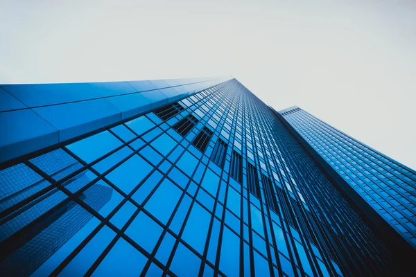 Edifício de escritórios moderno — Fotografia de Stock