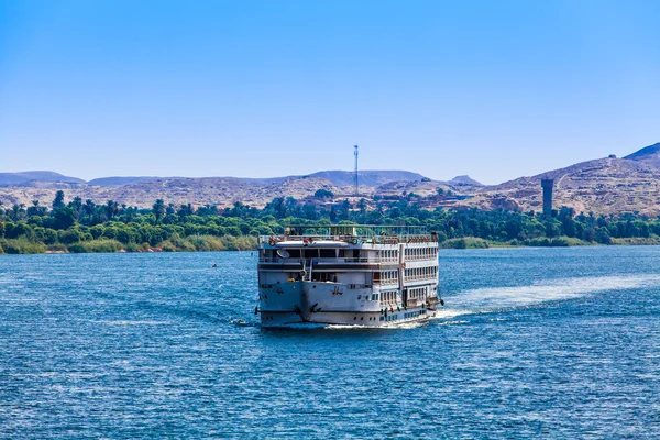 Cruzador turístico no rio NIle . — Fotografia de Stock