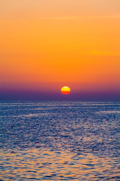 Vacker solnedgång över havet — Stockfoto