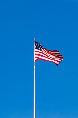 Mavi gökyüzünde Amerikan bayrağı