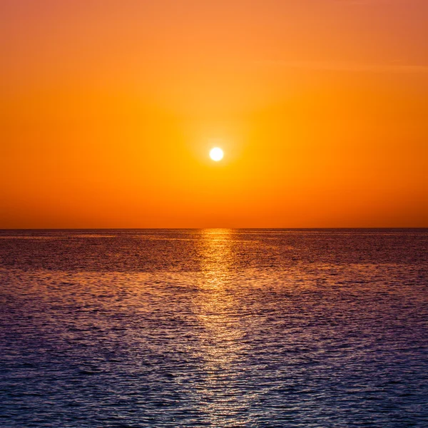 Belo pôr do sol sobre o mar — Fotografia de Stock