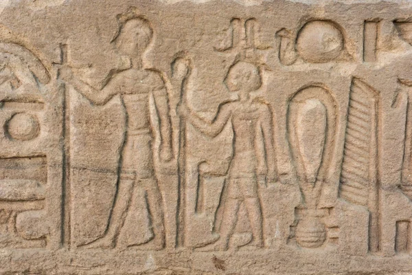 Geroglifici egizi sul muro di pietra . — Foto Stock