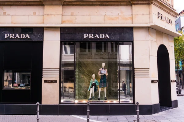 Внешний вид магазина Prada — стоковое фото