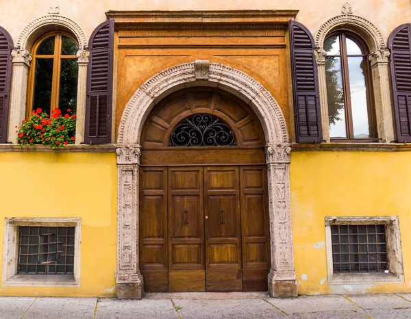 Puerta de madera vieja —  Fotos de Stock