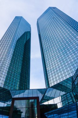 İkiz kuleleri ile manzarası