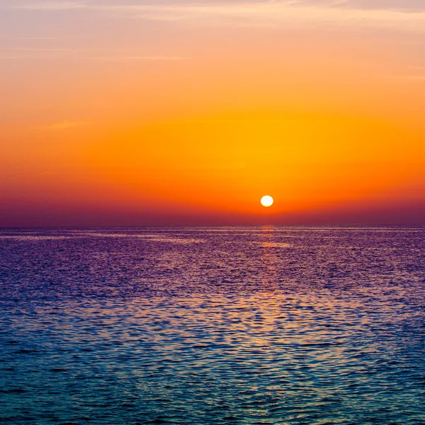 समुद्र पर सुंदर सूर्यास्त — स्टॉक फ़ोटो, इमेज