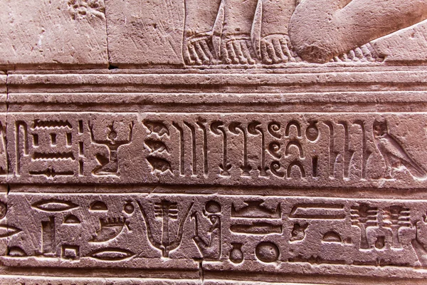 Egyptische hiërogliefen op de stenen muur. — Stockfoto