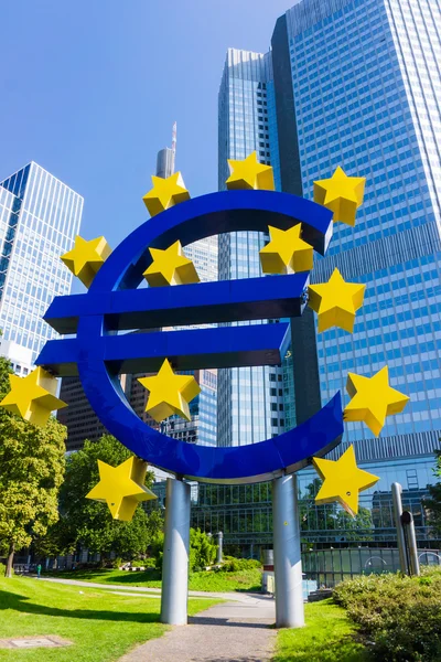 Euro sinal de moeda no centro da cidade de Frankfurt — Fotografia de Stock