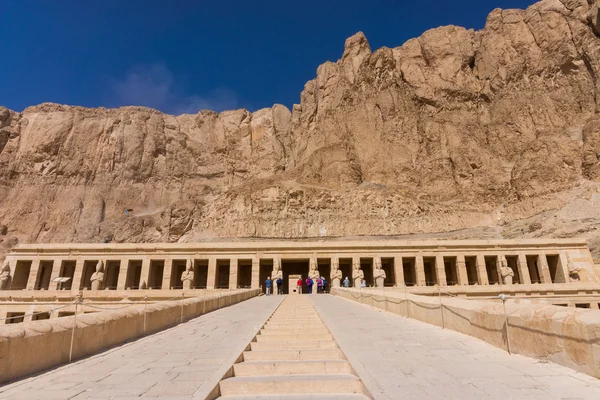 O templo de Hatshepsut perto de Luxor — Fotografia de Stock