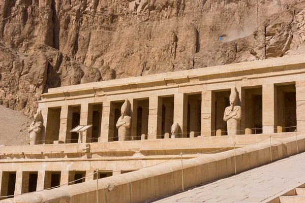 O templo de Hatshepsut perto de Luxor — Fotografia de Stock