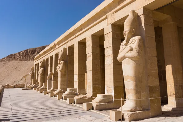 O templo de Hatshepsut perto de Luxor — Fotografia de Stock