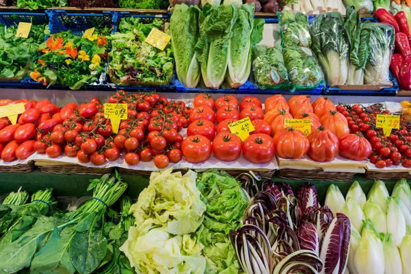 Produtos hortícolas frescos no mercado. — Fotografia de Stock