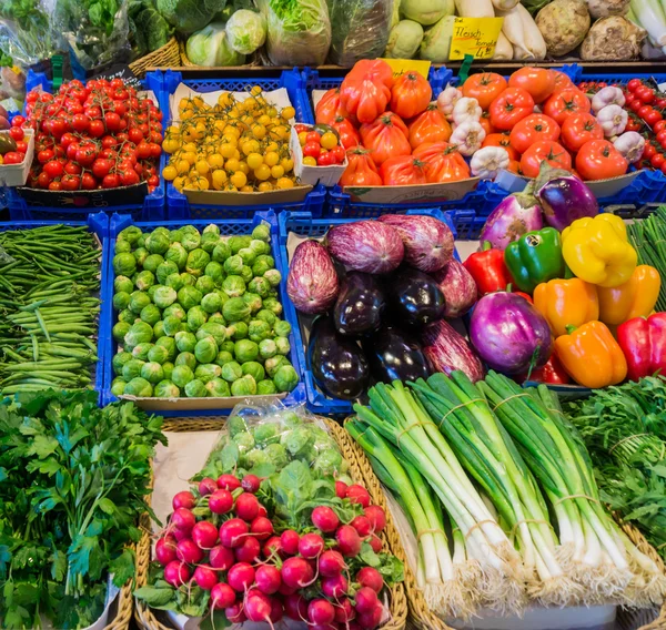 Produtos hortícolas frescos no mercado. — Fotografia de Stock