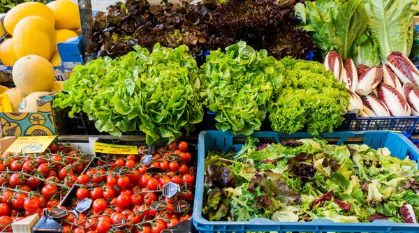 Färska grönsaker på marknaden. — Stockfoto