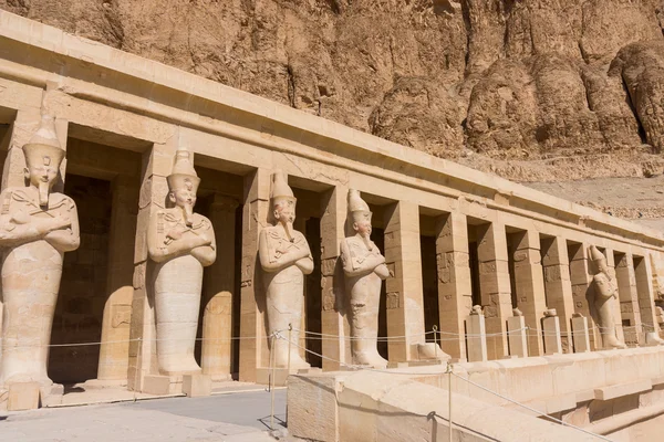 O templo de Hatshepsut perto de Luxor — Fotografia de Stock