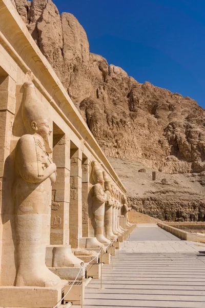 Der Tempel der Hatschepsut in der Nähe von Luxor — Stockfoto