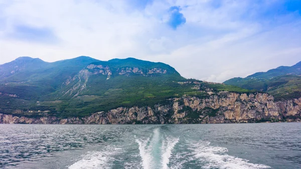 Dalgalar deniz sıçramasına. — Stok fotoğraf