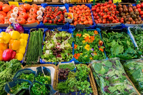 Marknaden med olika grönsaker. — Stockfoto