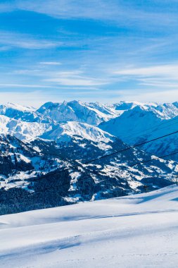 Dağlar karla kaplı.