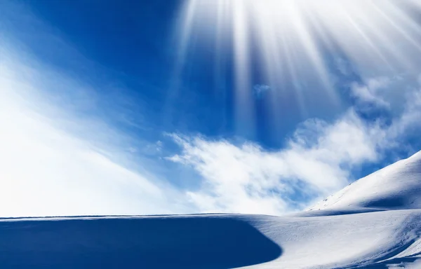 Las montañas bajo la nieve en invierno —  Fotos de Stock