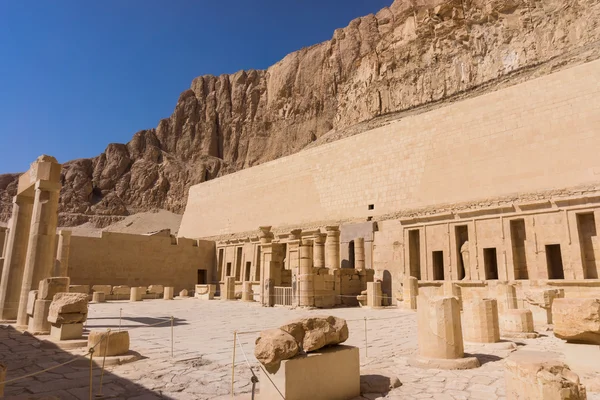 El templo de Hatshepsut cerca de Luxor — Foto de Stock