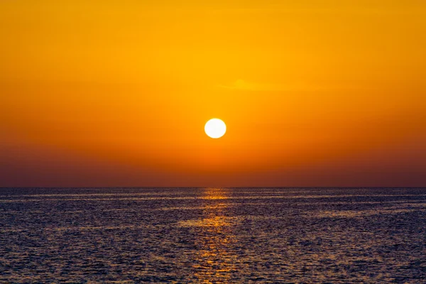 Belo pôr do sol sobre o mar — Fotografia de Stock