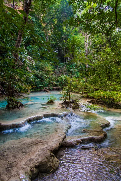 Wasserfälle im tiefen Wald — Stockfoto