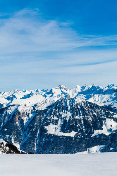 Neve sulle montagne. Paesaggio alpino — Foto Stock