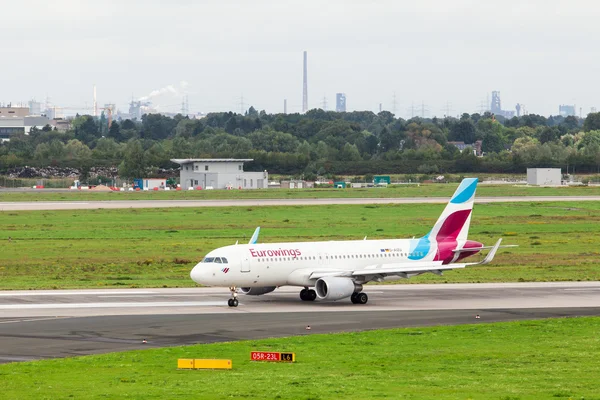 Airplane is approaching Dusseldorf Airport — Stock Photo, Image