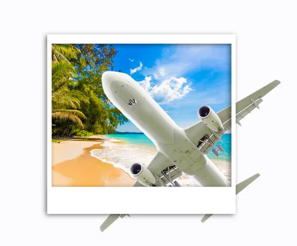 A trópusi sziget felett a repülőgép — Stock Fotó